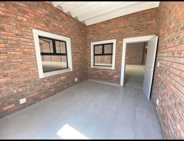 240M² WAREHOUSE TO LET IN MOSSDUSTRIA
